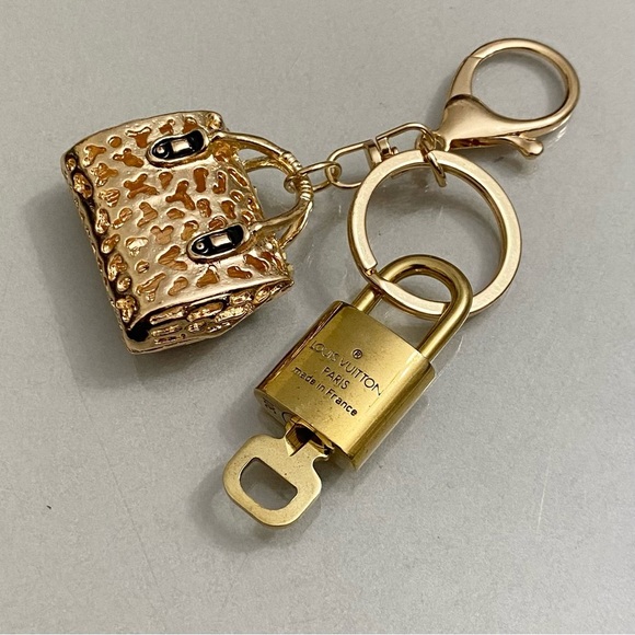 LOUIS VUITTON LOCK AND KEY ON GOLD TONE KEYCHAIN #301 - Picture 3 of 7